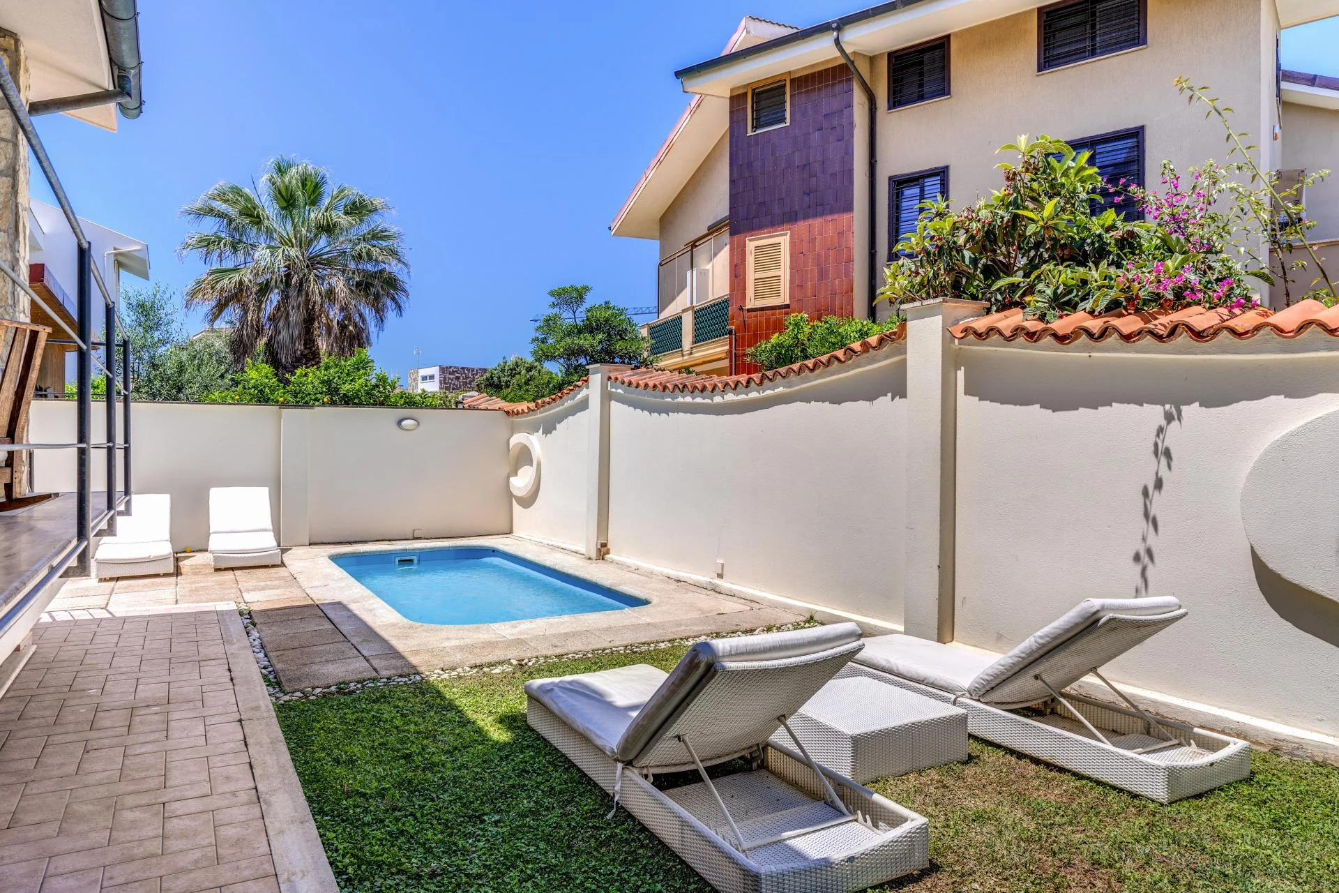FREGENE CENTRO PRESTIGIOSA VILLA BIFAMILIARE CON GIARDINO E PISCINA RIF. V/80 — foto 7