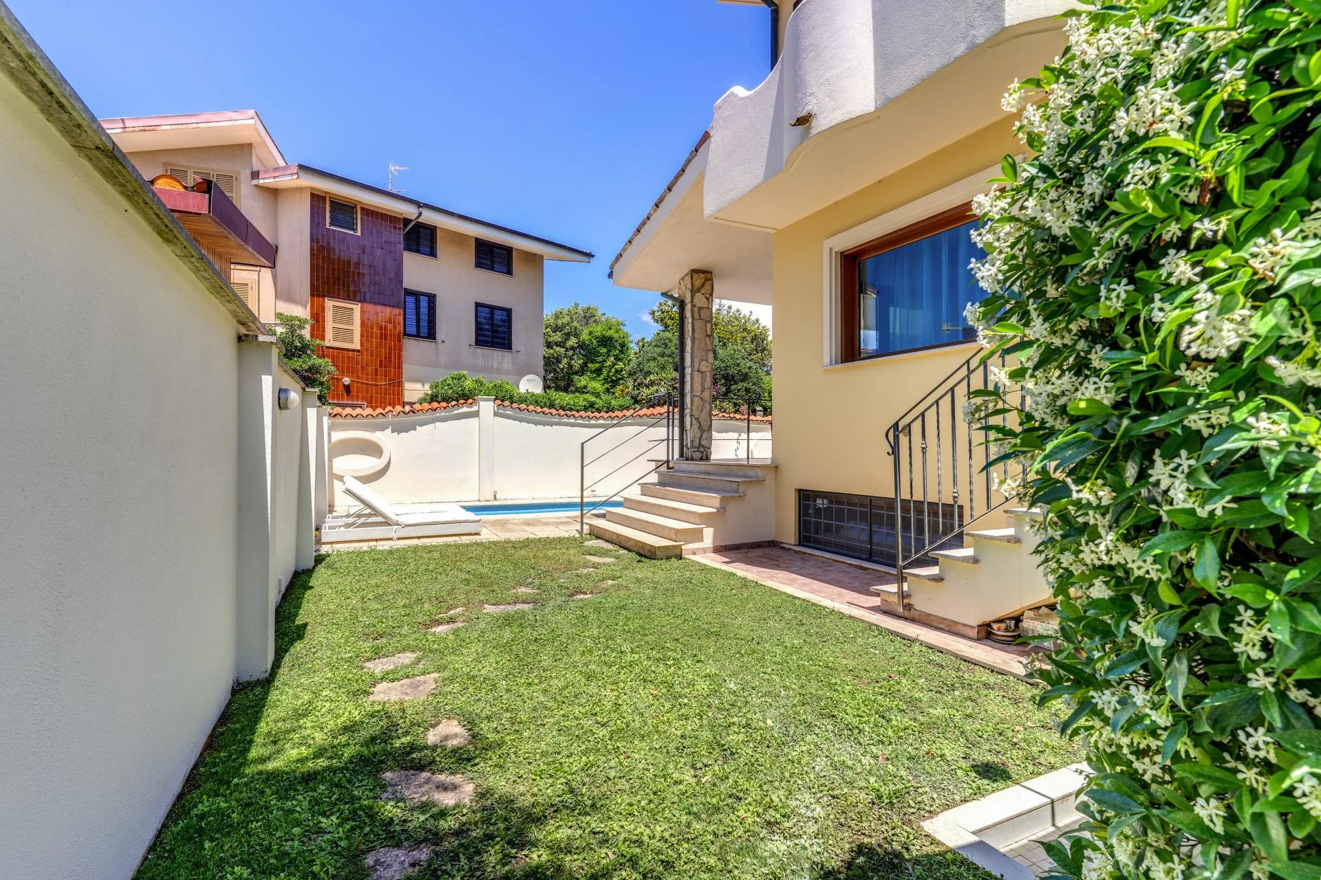 FREGENE CENTRO PRESTIGIOSA VILLA BIFAMILIARE CON GIARDINO E PISCINA RIF. V/80 — foto 8