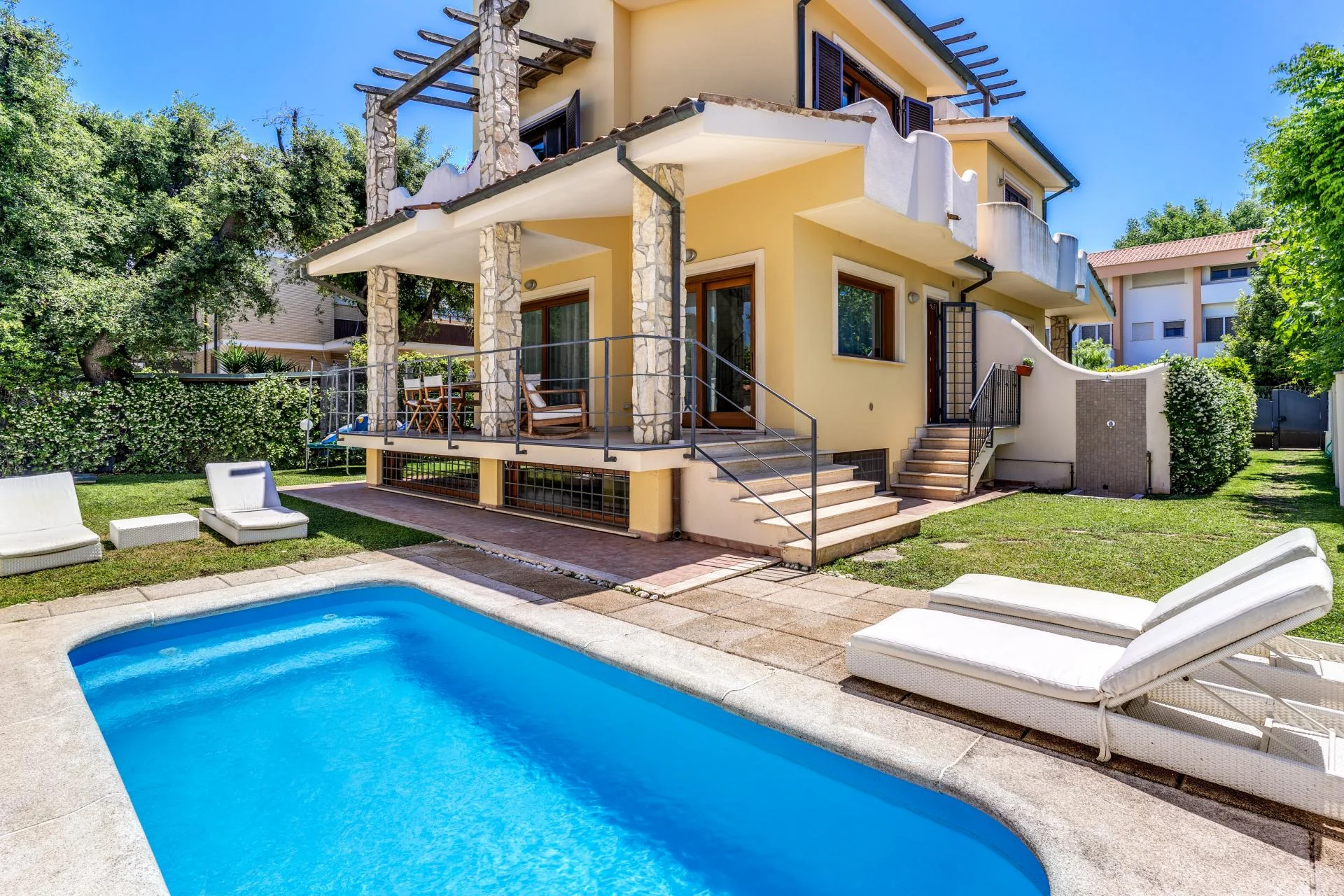 FREGENE CENTRO PRESTIGIOSA VILLA BIFAMILIARE CON GIARDINO E PISCINA RIF. V/80