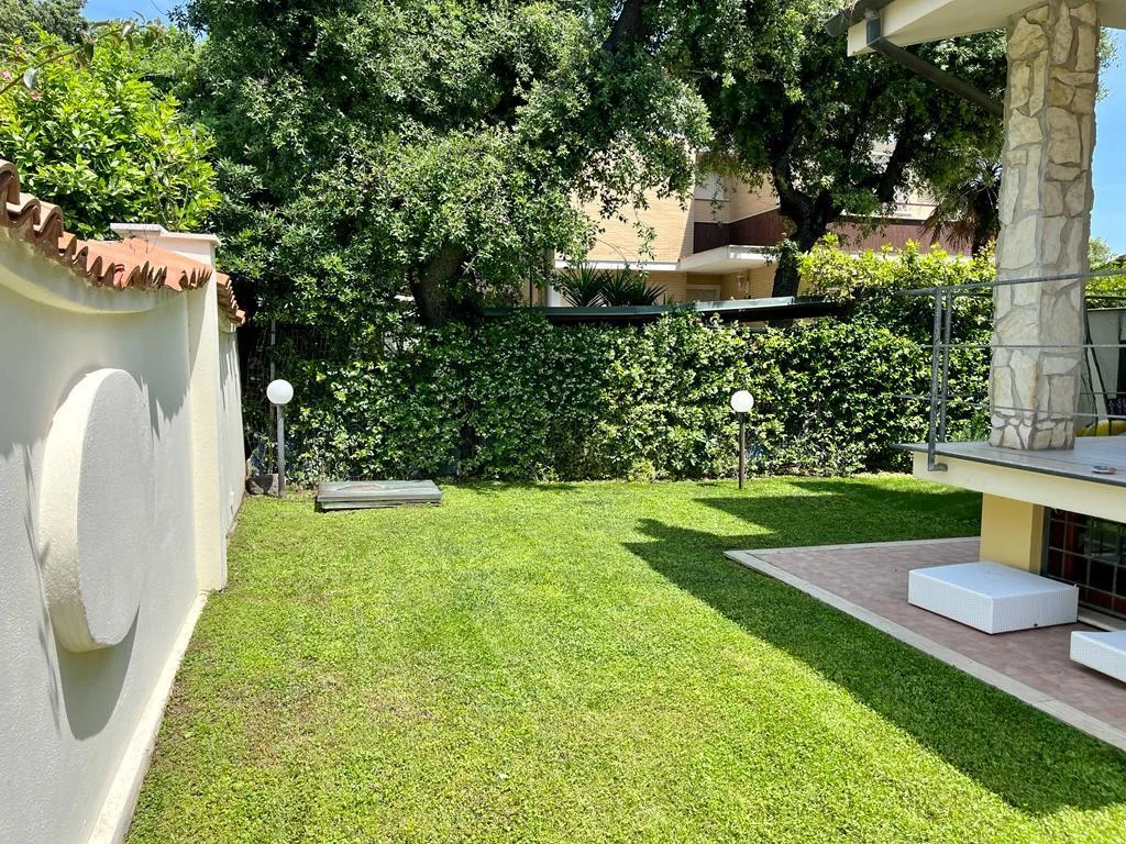 FREGENE CENTRO PRESTIGIOSA VILLA BIFAMILIARE CON GIARDINO E PISCINA RIF. V/80 — foto 10