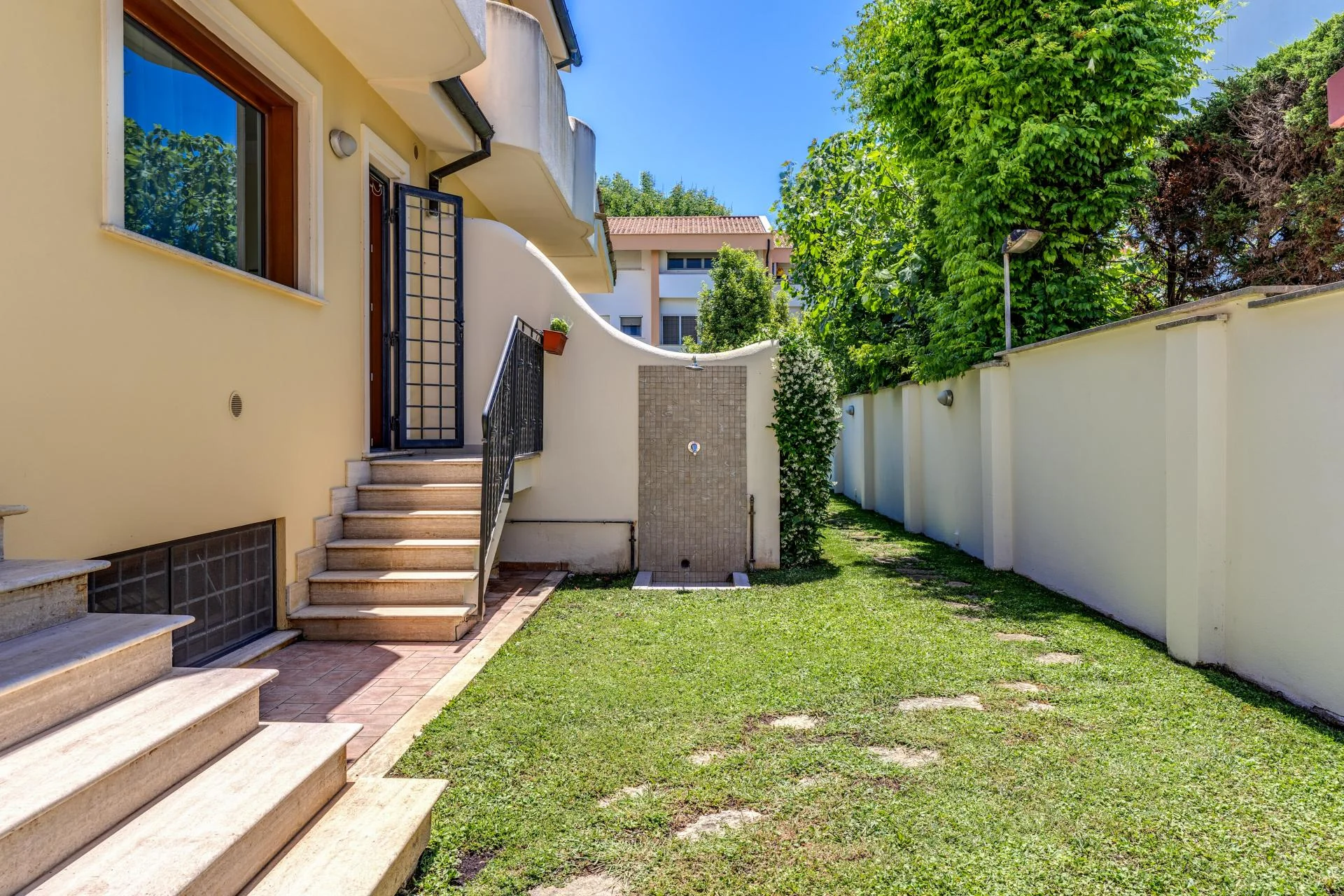 FREGENE CENTRO PRESTIGIOSA VILLA BIFAMILIARE CON GIARDINO E PISCINA RIF. V/80 — foto 5