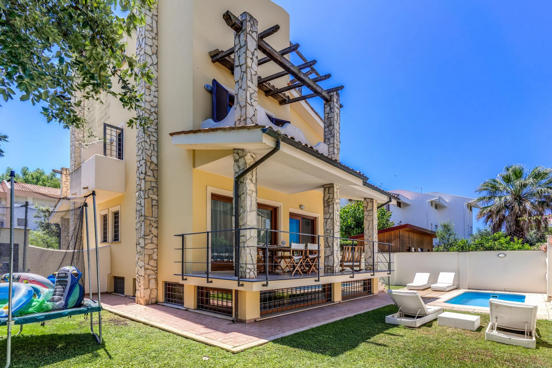 FREGENE CENTRO PRESTIGIOSA VILLA BIFAMILIARE CON GIARDINO E PISCINA RIF. V/80 — foto 2