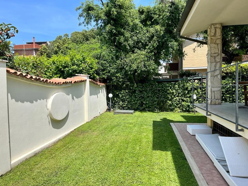 FREGENE CENTRO PRESTIGIOSA VILLA BIFAMILIARE CON GIARDINO E PISCINA RIF. V/80 — foto 4