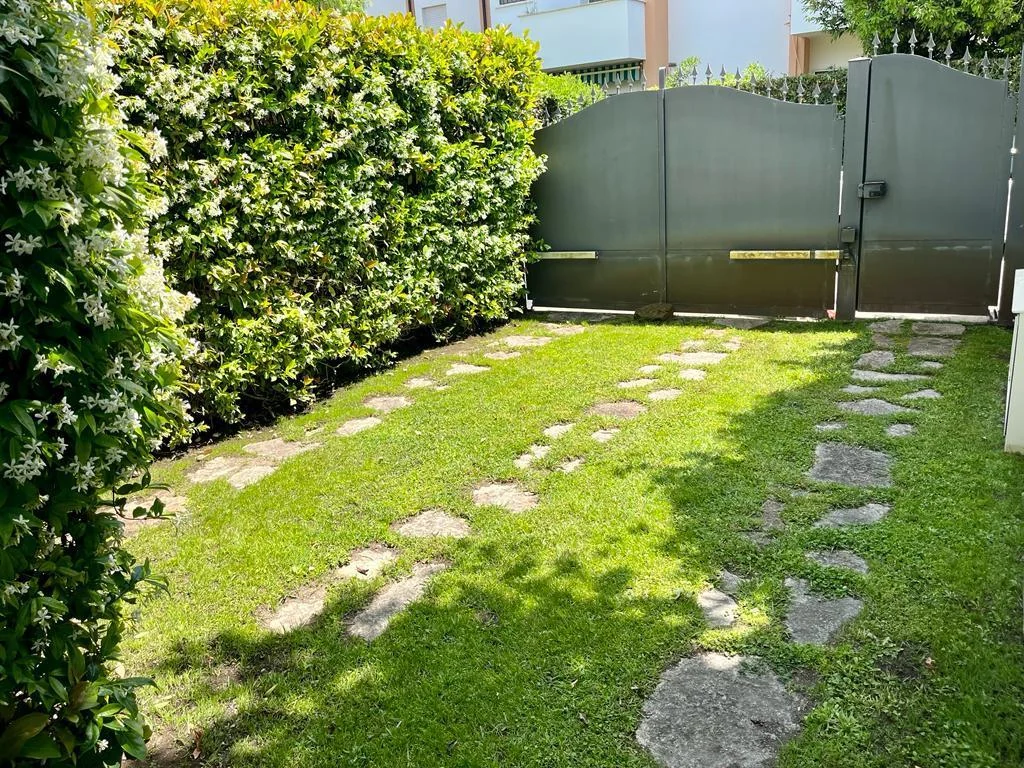 FREGENE CENTRO PRESTIGIOSA VILLA BIFAMILIARE CON GIARDINO E PISCINA RIF. V/80 — foto 3