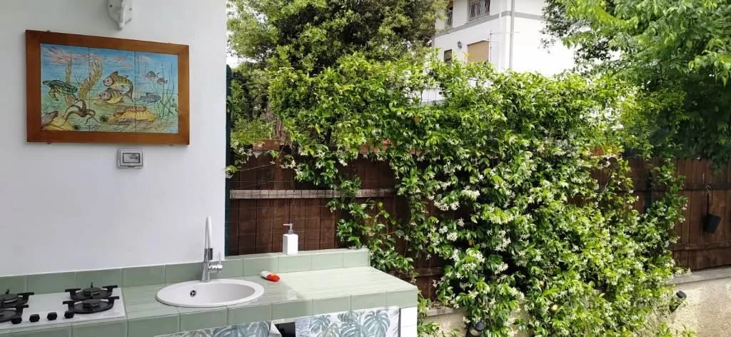 FREGENE GRAZIOSO ED ACCESSORIATO VILLINO CON GIARDINO RIF. AE/75 — foto 17