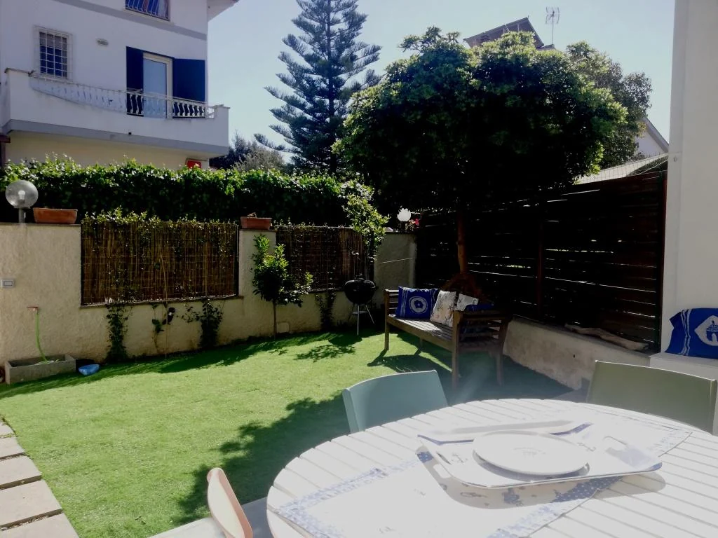 FREGENE GRAZIOSO ED ACCESSORIATO VILLINO CON GIARDINO RIF. AE/75 — foto 3