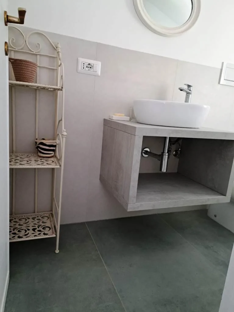 FREGENE GRAZIOSO ED ACCESSORIATO VILLINO CON GIARDINO RIF. AE/75 — foto 16
