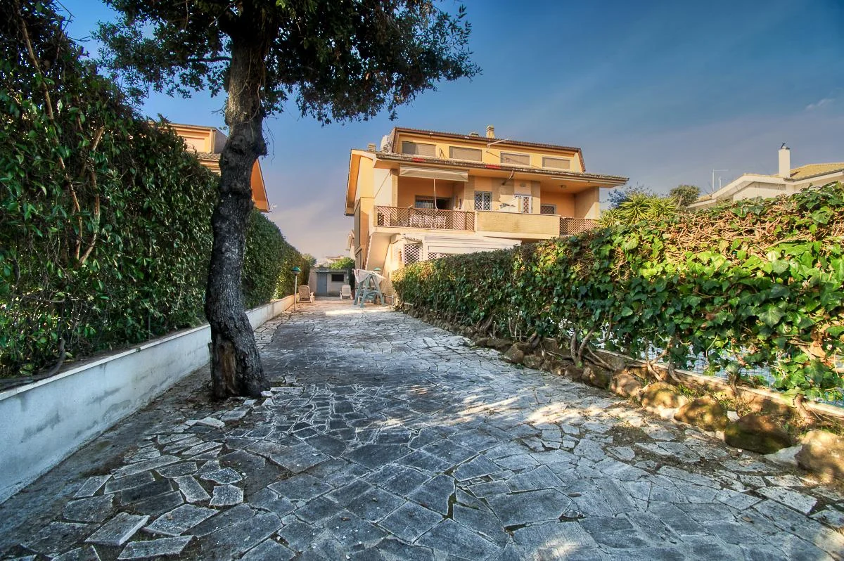 FREGENE VICINO MARE VILLA QUADRIFAMILIARE CON GIARDINO E TERRAZZO RIF. V/70 — foto 10
