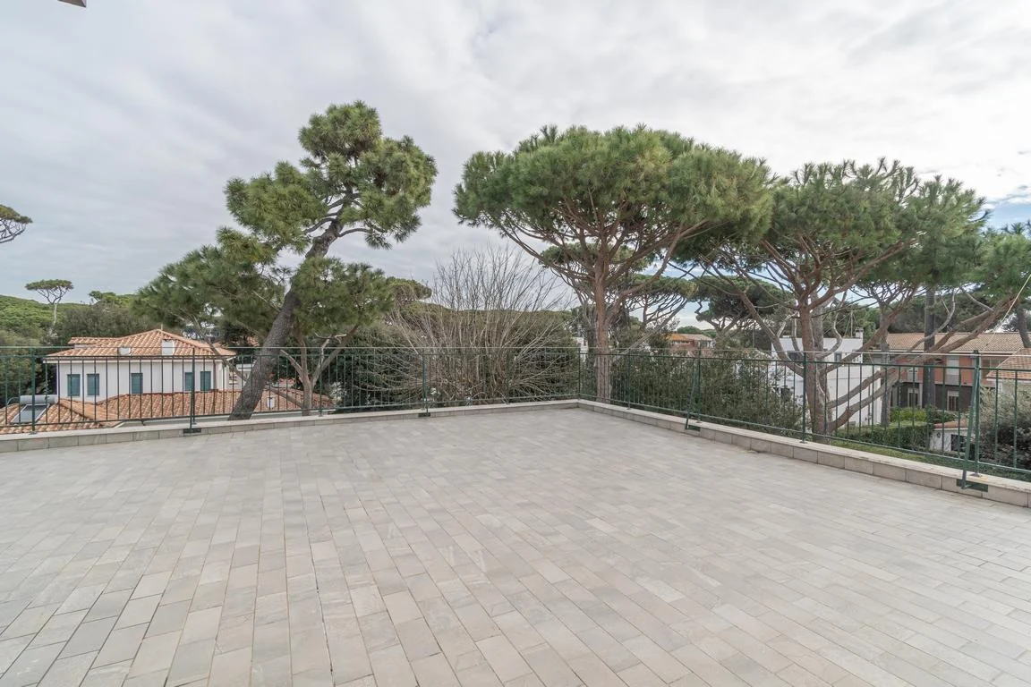 FREGENE CENTRO RIFINITISSIMA VILLA CON GIARDINO E TERRAZZI RIF. V/60 — foto 31