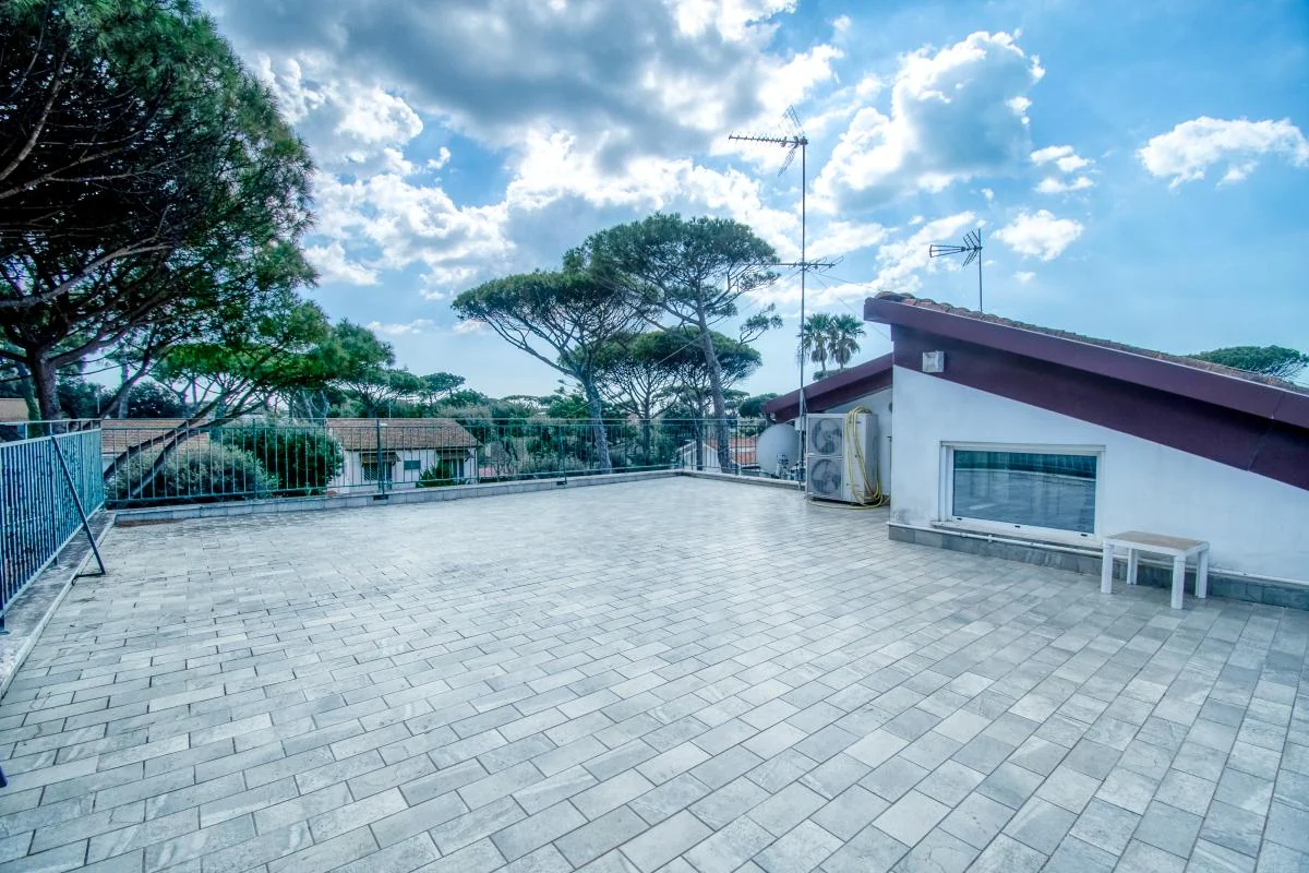 FREGENE CENTRO RIFINITISSIMA VILLA CON GIARDINO E TERRAZZI RIF. V/60 — foto 32