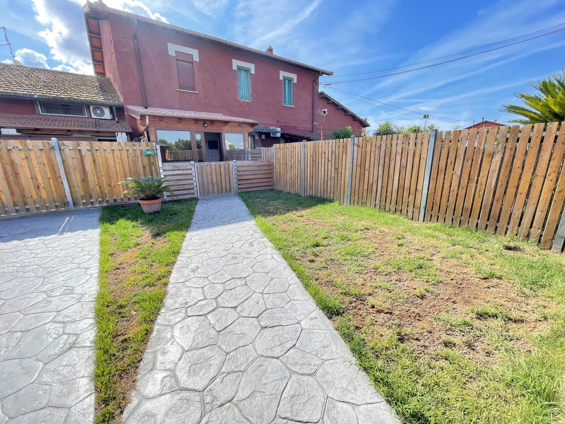 MACCARESE RIFINITISSIMA PORZIONE DI CASALE CON GIARDINO RIF. A/30 — foto 1